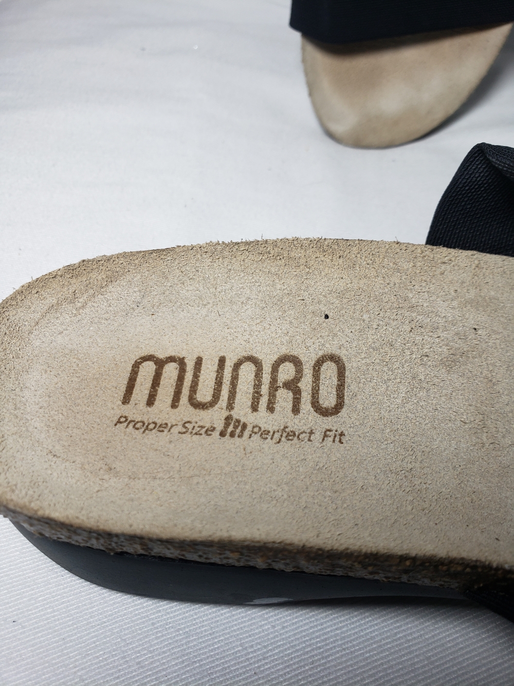 MUNRO Black Leather Strappy Elastic Comfort Low Wedge Sandals Women's Size 6 M - Picture 4 of 11